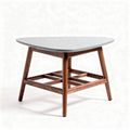 Table basse triangulaire en bois de noyer avec plateau en verre 60 x 60 x 45cm